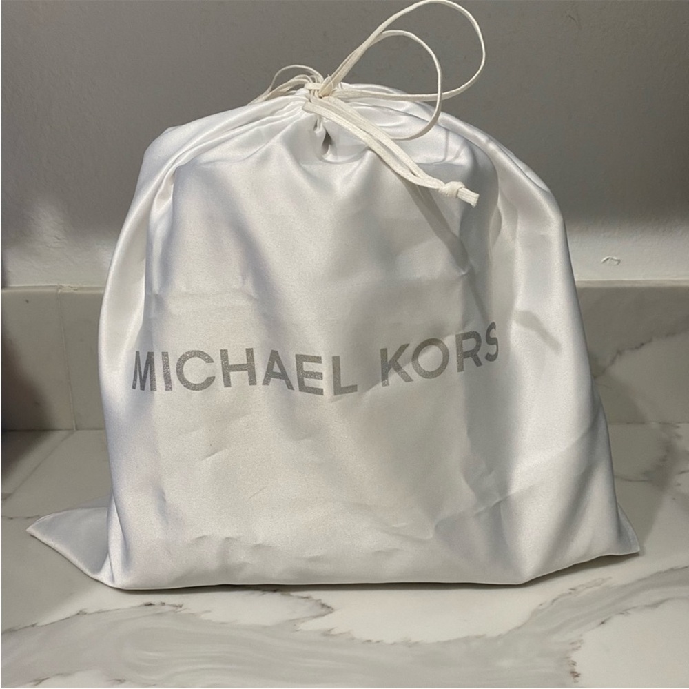 Michael Kors Mercer Gallery medium two-tone pebbled leather bucket bag - Picture 6 of 14